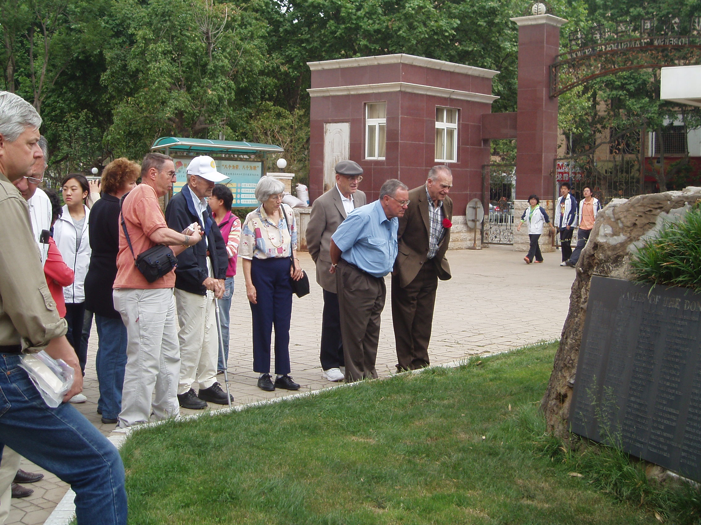 美国客人参观中美驼峰空运纪念学校石碑